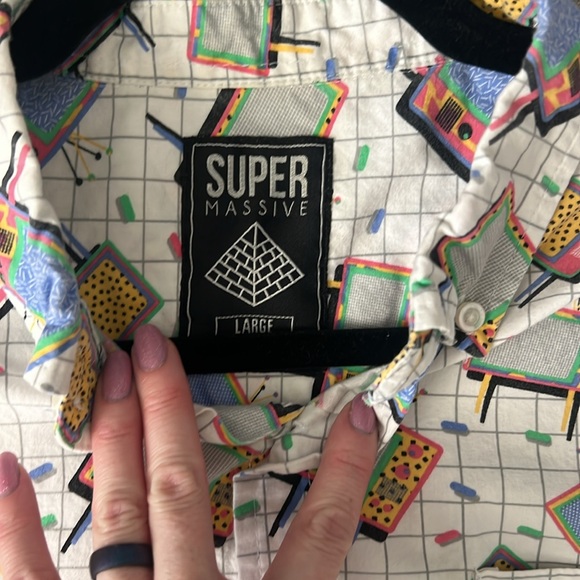 Super Massive Cotton Retro TV Print Short Sleeve Button Up Size Large - Picture 4 of 8